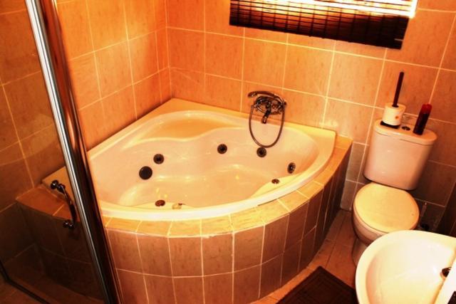Flintstones Guest House Durban Bagian luar foto