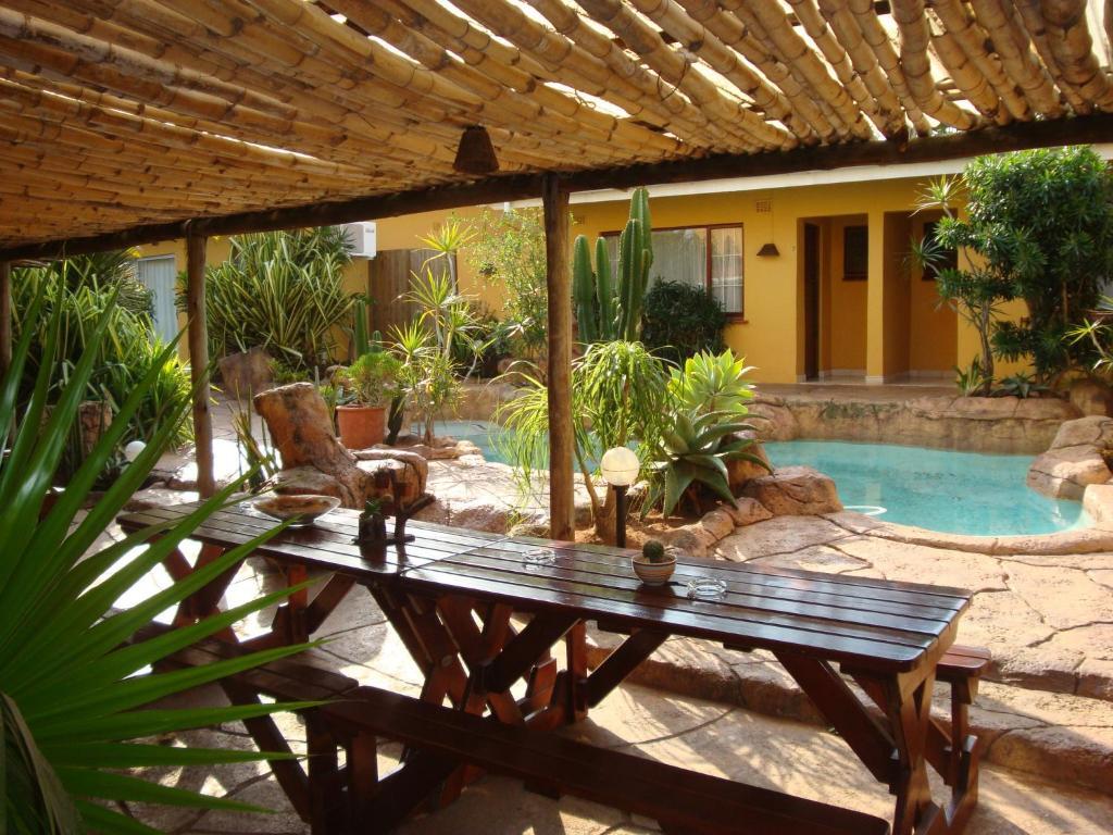 Flintstones Guest House Durban Bagian luar foto