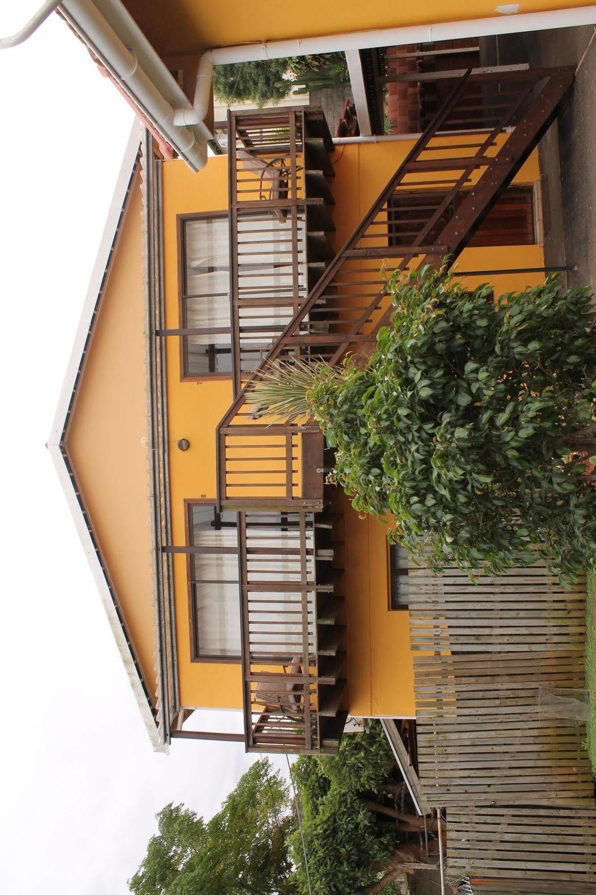 Flintstones Guest House Durban Bagian luar foto
